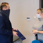 30.10.2020. Kielce. Wręczenie promes dla przedsiębiorców na utworzenie miejsc pracy dla osób niepełnosprawnych. Na zdjęciu (od lewej): Mirosław Gębski - starosta powiatu kieleckiego, Angelika Chyb - Kopalnie Odkrywkowe Surowców Drogowych S.A. / Wiktor Taszłow / Radio Kielce