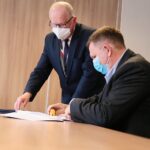 30.10.2020. Kielce. Wręczenie promes dla przedsiębiorców na utworzenie miejsc pracy dla osób niepełnosprawnych. Na zdjęciu (od lewej): Stefan Bąk – członek zarządu powiatu kieleckiego, Sławomir Krawczyk - prezes firmy AKAMIT / Wiktor Taszłow / Radio Kielce