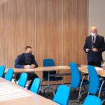 30.10.2020. Kielce. Wręczenie promes dla przedsiębiorców na utworzenie miejsc pracy dla osób niepełnosprawnych. Na zdjęciu (od lewej): Krzysztof Słoń - senator, Mirosław Gębski - starosta powiatu kieleckiego, Stefan Bąk – członek zarządu powiatu kieleckiego, Sławomir Krawczyk - prezes firmy AKAMIT / Wiktor Taszłow / Radio Kielce