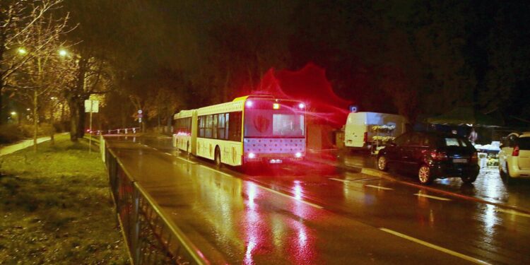 30.10.2020. Kielce. Cmentarz Stary. Autobus MPK / Wiktor Taszłow / Radio Kielce