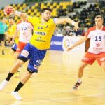 31.10.2020 Kielce. Mecz Łomża Vive Kielce - Energa MKS Kalisz. Na zdjęciu: Nikolas Tournat / Wiktor Taszłow / Radio Kielce