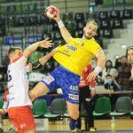 31.10.2020 Kielce. Mecz Łomża Vive Kielce - Energa MKS Kalisz. Na zdjęciu (z piłką): Arciom Karaliok / Wiktor Taszłow / Radio Kielce