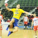 31.10.2020 Kielce. Mecz Łomża Vive Kielce - Energa MKS Kalisz. Na zdjęciu (z piłką): Arciom Karaliok / Wiktor Taszłow / Radio Kielce