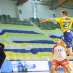 31.10.2020 Kielce. Mecz Łomża Vive Kielce - Energa MKS Kalisz. Na zdjęciu (z piłką): Cezary Surgiel / Wiktor Taszłow / Radio Kielce