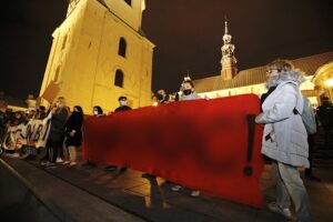 26.10.2020. Kielce. Marsz przeciwników zaostrzenia ustawy antyaborcyjnej / Jarosław Kubalski / Radio Kielce