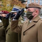 10.11.2020 Kielce. Wojskowi w przeddzień Narodowego Święta Niepodległości. Na zdjęciu (od lewej): ppłk Mirosław Wolski - reprezentujący szefa Wojewódzkiego Sztabu Wojskowego w Kielcach, płk Paweł Chabielski - Komendant Centrum Przygotowań do Misji Zagranicznych, ppłk Marcin Majewski - reprezentujący dowódcę 10 ŚBOT / szer.D.WOS / 10 ŚBOT