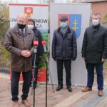09.11.2020 Nosów gm. Waśniów. Oddanie do użytku nowej drogi. Na zdjęciu (od lewej): Krzysztof Gajewski - wójt Waśniowa, Marzena Dębniak – starosta ostrowiecki, Andrzej Jabłoński - wicestarosta, Tomasz Mroczek - naczelnik wydziału  infrastruktury i rozwoju powiatu / Emilia Sitarska / Radio Kielce