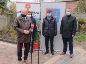 09.11.2020 Nosów gm. Waśniów. Oddanie do użytku nowej drogi. Na zdjęciu (od lewej): Krzysztof Gajewski - wójt Waśniowa, Marzena Dębniak – starosta ostrowiecki, Andrzej Jabłoński - wicestarosta, Tomasz Mroczek - naczelnik wydziału infrastruktury i rozwoju powiatu / Emilia Sitarska / Radio Kielce