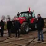 12.11.2020. Włostów. Spotkanie rolników przed strajkiem i blokowaniem dróg. Na zdjęciu (od lewej): Grzegorz Gajewski - burmistrz Opatowa, Bogusław Włodarczyk - były starosta opatowski, Andrzej Swajda - radny sejmiku i Adam Jarubas - europoseł / Emilia Sitarska / Radio Kielce