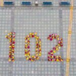 10.11.2020. Sandomierz. 102 różnokolorowe chryzantemy układające się w liczbę "102" na Placu 3 Maja / Urząd Miasta Sandomierza