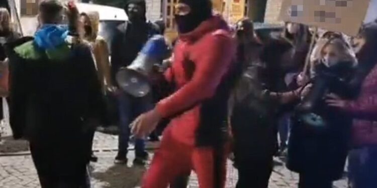 07.11.2020. Busko-Zdrój. Protest zwolenników aborcji / Świętokrzyska Policja