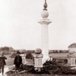 Figura świętego Ducha u zbiegu ulic Piastowskiej i Ogrodowej / andreovia .pl