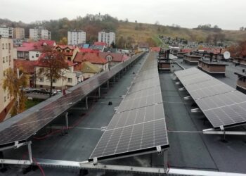 11.11.2020 Pińczów. Instalacja fotowoltaiczna na dachu budynku szpitala / Starostwo Powiatowe w Pińczowie