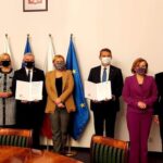 09.11.2020. Warszawa. Podpisanie umowy ws. sprawie budowy laboratoriów GUM w Kielcach. Na zdjęciu (od lewej): wicepremier Jarosław Gowin - minister rozwoju, pracy i technologii, Renata Janik - wicemarszałek województwa świętokrzyskiego, Andrzej Bętkowski-  marszałek województwa świętokrzyskiego, Olga Semeniuk - podsekretarz stanu w Ministerstwie Rozwoju, Pracy i Technologii, prof. Jacek Semaniak - prezes  Głównego Urzędu Miar, Anna Krupka - wiceminister kultury, dziedzictwa narodowego i sportu, prof. Zbigniew Koruba - rektor Politechniki Świętokrzyskiej / Ministerstwo Rozwoju, Pracy i Technologii