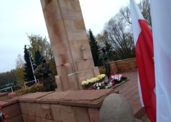 11.11.2020 Ostrowiec Św. Strzelecka warta przy pomniku Marszałka Piłsudskiego / Jednostka Strzelecka 2013 Związku Strzeleckiego