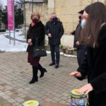 29.11.2020. Skalbmierz. Kwesta przed kościołem w Skalbmierzu / Karolina Basiak