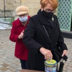 29.11.2020. Skalbmierz. Kwesta przed kościołem w Skalbmierzu / Karolina Basiak