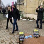 29.11.2020. Skalbmierz. Kwesta przed kościołem w Skalbmierzu / Karolina Basiak