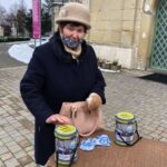 29.11.2020. Skalbmierz. Kwesta przed kościołem w Skalbmierzu / Karolina Basiak