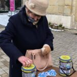 29.11.2020. Skalbmierz. Kwesta przed kościołem w Skalbmierzu / Karolina Basiak