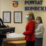 04.11.2020 Końskie. Przekazanie urządzeń do dezynfekcji. Na zdjęciu (od lewej): Grzegorz Piec - starosta konecki, Beata Salata - dyrektor II Liceum Ogólnokształcącego, Urszula Przygodzka - dyrektor PCPR / Starostwo Powiatowe w Końskich