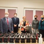 17.11.2020 Końskie. Przekazanie jonizatorów dla szkół. Na zdjęciu: Krzysztof Jasiński - wiceburmistrz, Paweł Milcarek - dyrektor Zespołu Placówek Oświatowych w Kazanowie, Barbara Makuch-dyrektor Zespołu Placówek Oświatowych w Modliszewicach, Krystyna Milcarek-naczelnik wydziału oświaty, Beata Zbróg - dyrektorka Szkoły Podstawowej w Dziebałtowie / Magdalena Galas-Klusek / Radio Kielce