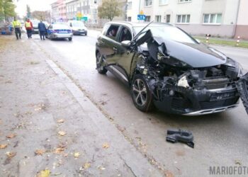 Koparka zderzyła się z osobówką. Na szczęście nikomu nic się nie stało / Mario