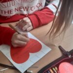 Kielce. Uczniowie Szkoły Podstawowej nr 39 przygotowali kartki w ramach akcji „BohaterON – włącz historię! Wyślij kartkę do Powstańca” / sp39kielce.pl