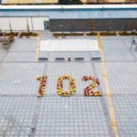 10.11.2020. Sandomierz. 102 różnokolorowe chryzantemy układające się w liczbę "102" na Placu 3 Maja / Urząd Miasta Sandomierza