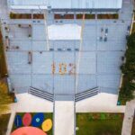 10.11.2020. Sandomierz. 102 różnokolorowe chryzantemy układające się w liczbę "102" na Placu 3 Maja / Urząd Miasta Sandomierza