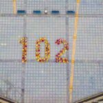 10.11.2020. Sandomierz. 102 różnokolorowe chryzantemy układające się w liczbę "102" na Placu 3 Maja / Urząd Miasta Sandomierza