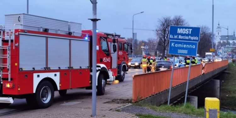 16.11.2020 Ostrowiec Świętokrzyski. Wypadek na moście im. ks. inf. Marcina Popiela / Ratownictwo Powiatu Ostrowieckiego