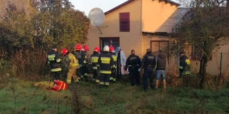 05.11.2020. Ćmielów. Mężczyzna nabił się na pręt wystający z ogrodzenia / Ratownictwo Powiatu Ostrowieckiego/Facebook