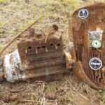 Części Fiata 508 Łazik znalezione przez Świętokrzyską Grupę Eksploracyjną w Dolinie Opatówki / Maciej Gancarski  / Świętokrzyska Grupa Eksploracyjna