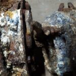 Części Fiata 508 Łazik znalezione przez Świętokrzyską Grupę Eksploracyjną w Dolinie Opatówki / Maciej Gancarski  / Świętokrzyska Grupa Eksploracyjna