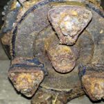 Części Fiata 508 Łazik znalezione przez Świętokrzyską Grupę Eksploracyjną w Dolinie Opatówki / Maciej Gancarski  / Świętokrzyska Grupa Eksploracyjna