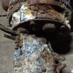 Części Fiata 508 Łazik znalezione przez Świętokrzyską Grupę Eksploracyjną w Dolinie Opatówki / Maciej Gancarski  / Świętokrzyska Grupa Eksploracyjna