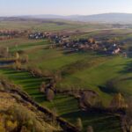 15.11.2020. Tarczek. Kopiec pamięci poświęcony partyzantom Armii Krajowej / Piotr Maj. "Kronika Pawłowska"