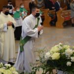 08.11.2020. Gorzyce. Udzielenie święceń prezbiterialnych diakonowi Piotrowi Sosnówce. Na zdjęciu (w środku): diakon Piotr Sosnówka / ks. Wojciech Kania