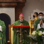 08.11.2020. Gorzyce. Udzielenie święceń prezbiterialnych diakonowi Piotrowi Sosnówce. Na zdjęciu (w środku): biskup Krzysztof Nitkiewicz / ks. Wojciech Kania