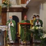 08.11.2020. Gorzyce. Udzielenie święceń prezbiterialnych diakonowi Piotrowi Sosnówce. Na zdjęciu (w środku): biskup Krzysztof Nitkiewicz / ks. Wojciech Kania