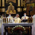 11.11.2020 Sandomierz. Święto Niepodległości. Msza święta. Na zdjęciu (w środku): Krzysztof Nitkiewicz - biskup sandomierski / ks. Wojciech Kania