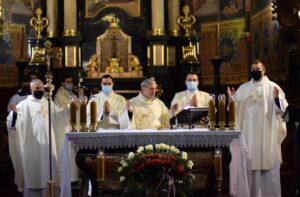 11.11.2020 Sandomierz. Święto Niepodległości. Msza święta. Na zdjęciu (w środku): Krzysztof Nitkiewicz - biskup sandomierski / ks. Wojciech Kania