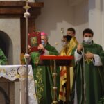 08.11.2020. Gorzyce. Udzielenie święceń prezbiterialnych diakonowi Piotrowi Sosnówce. Na zdjęciu (w środku): biskup Krzysztof Nitkiewicz / ks. Wojciech Kania