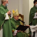 08.11.2020. Gorzyce. Udzielenie święceń prezbiterialnych diakonowi Piotrowi Sosnówce. Na zdjęciu (w środku): biskup Krzysztof Nitkiewicz / ks. Wojciech Kania