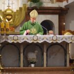 08.11.2020. Gorzyce. Udzielenie święceń prezbiterialnych diakonowi Piotrowi Sosnówce. Na zdjęciu (w środku): biskup Krzysztof Nitkiewicz / ks. Wojciech Kania