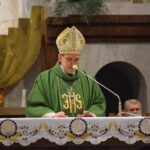 08.11.2020. Gorzyce. Udzielenie święceń prezbiterialnych diakonowi Piotrowi Sosnówce. Na zdjęciu: biskup Krzysztof Nitkiewicz / ks. Wojciech Kania