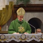 08.11.2020. Gorzyce. Udzielenie święceń prezbiterialnych diakonowi Piotrowi Sosnówce. Na zdjęciu: biskup Krzysztof Nitkiewicz / ks. Wojciech Kania