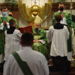 08.11.2020. Gorzyce. Udzielenie święceń prezbiterialnych diakonowi Piotrowi Sosnówce. Na zdjęciu (w środku): biskup Krzysztof Nitkiewicz / ks. Wojciech Kania