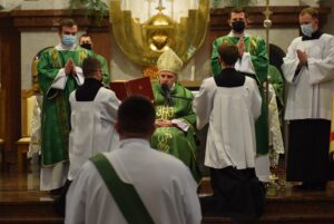 08.11.2020. Gorzyce. Udzielenie święceń prezbiterialnych diakonowi Piotrowi Sosnówce. Na zdjęciu (w środku): biskup Krzysztof Nitkiewicz / ks. Wojciech Kania